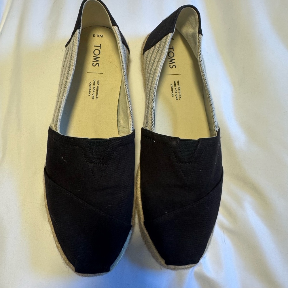TOMS Women's Black and Cream Espadrilles